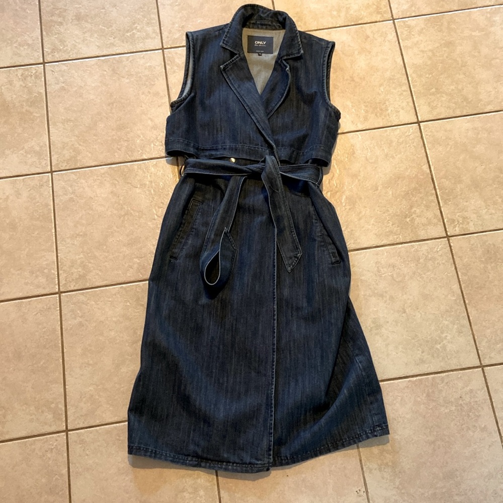 Sleeveless denim overcoat